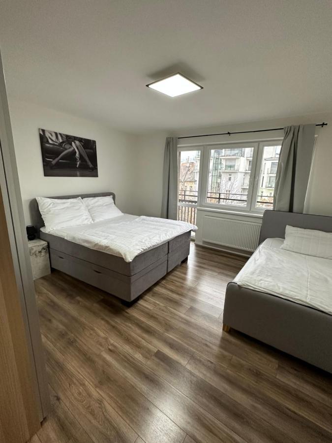 Medena Apartment Old Town With Free Parking บราติสลาวา ภายนอก รูปภาพ